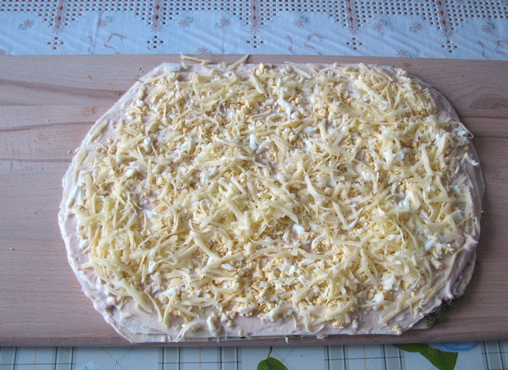 1. Этап. Рулеты из лаваша с крабовыми палочками: 5. Теперь следующий лист. Смажьте его соусом и присыпьте яйцом с сыром и чесноком.