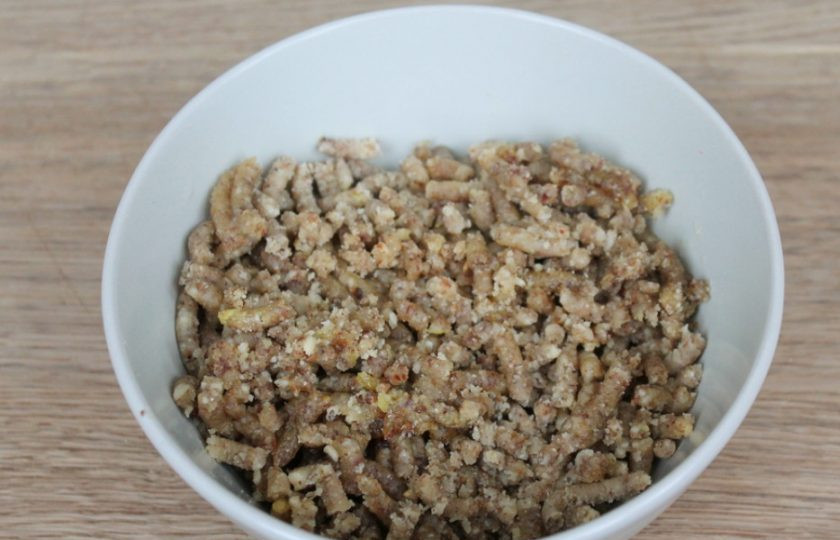 1. Этап. Шоколадные батончики: Кусок лимона, финики и орехи пропускаем через мясорубку.