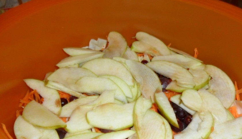 1. Этап. Салат Провансаль: Яблоки нарежьте ломтиками. Уложите их сверху.
