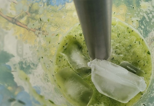 1. Этап. Овощной зелёный смузи: Добавить кубики льда и снова взбить.