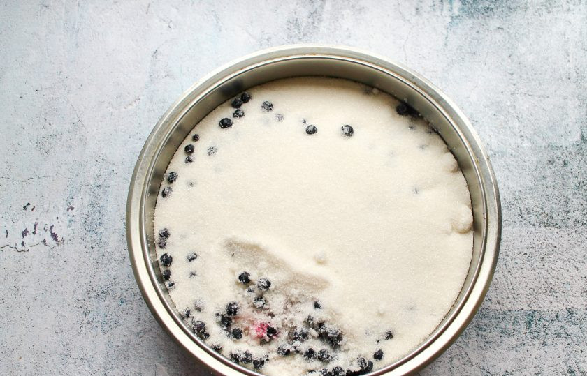 1. Этап. Варенье из черники с черной смородиной: Ягоды выложите в таз и засыпьте сахаром, оставьте на 8 часов, чтобы ягоды пустили сок.