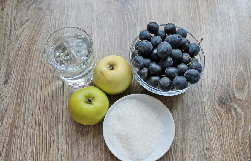 1. Этап. Компот из яблок и терна на зиму: Подготовьте все необходимые ингредиенты для приготовления компота на зиму из яблок и терна. Яблоки и терн вымойте и обсушите.