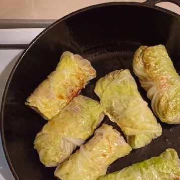 1. Этап. Нежные голубцы из савойской капусты: Голубцы равномерно обжарить с обеих сторон до появления румяной корочки на хорошо разогретой сковороде.