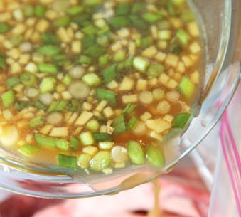 1. Этап. Маринованные свиные ребрышки на гриле: 2. В глубокую мисочку налить ананасовый сок. Добавить сахар и тщательно перемешать. Влить немного оливкового масла, уксуса и соевого соуса. Отправить в маринад также чеснок, имбирь, соль и перец по вкусу. Дополнить рецепт приготовления маринованных свиных ребрышек на гриле можно также зеленым луком, петрушкой или другой зеленью по вкусу. Маринад тщательно перемешать и вылить в ребра.