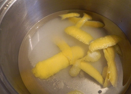 1. Этап. Айва в ванильном сиропе: Заливаем ее водой, добавляем обычный и ванильный сахар и перец горошком. Ставим сотейник на небольшой огонь и нагреваем до растворения сахара.