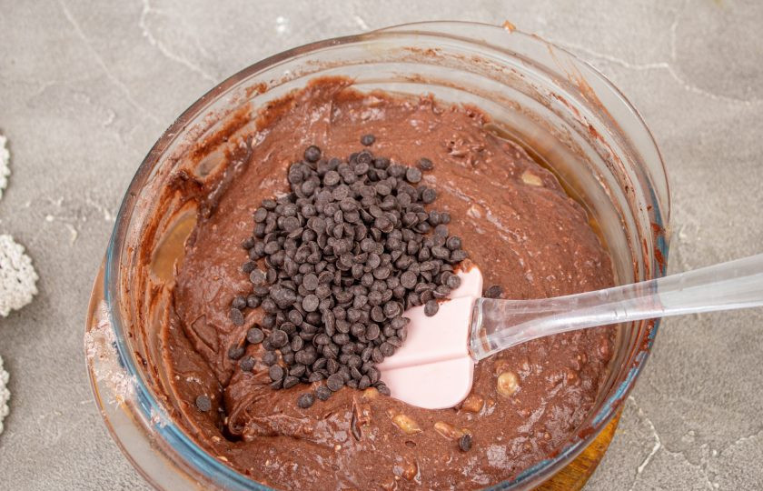 1. Этап. Шоколадно-банановый пирог Брауни: Всыпьте шоколадные капли или рубленый на мелкие кусочки шоколад и снова перемешайте.