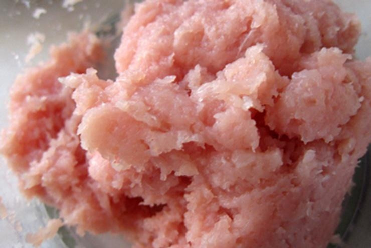 1. Этап. Куриные котлеты Свежесть: Куриную грудку вымойте и просушите. Затем пропустите её через мясорубку два раза, чтобы получить нежный фарш. Добавьте туда соль и перец.