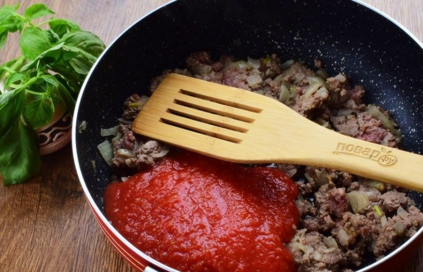 1. Этап. Лазанья в перце: Помидор измельчите, добавьте вместе с томатным соусом, солью и перцем к фаршу, перемешайте и тушите до густоты подливы.