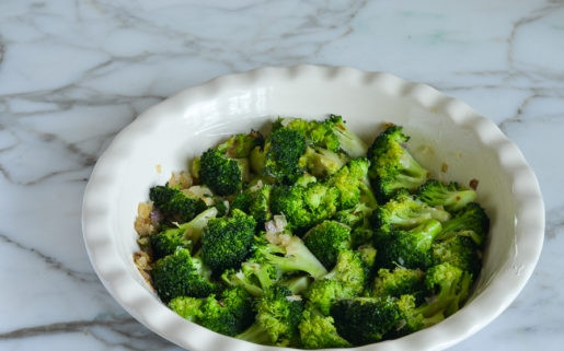 1. Этап. Киш без муки с брокколи: 4. Далее в круглую форму для выпечки выложите брокколи с луком.