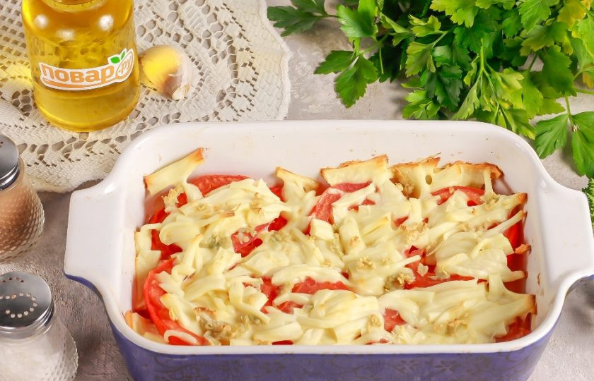 1. Этап. Помидоры запечённые с сыром сулугуни и чесноком: Разогрейте духовку до 180 градусов и поместите в нее форму на 15-20 минут до расплавления сыра и легкого подрумянивания.