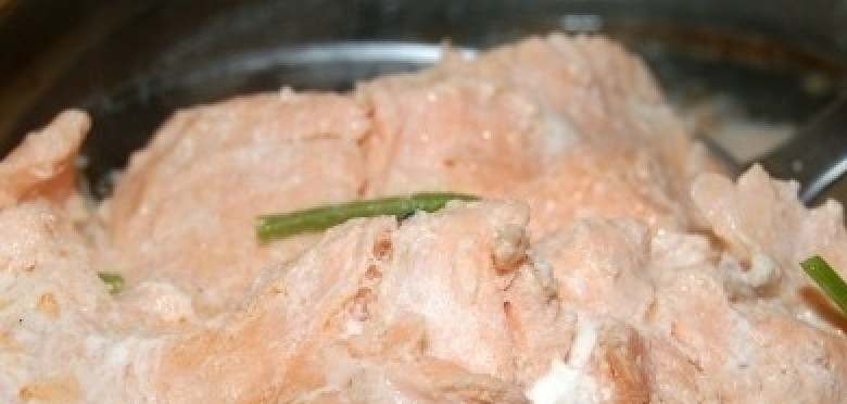 1. Этап. Семга отварная: Вскипятите воду. Добавьте в неё соль и перец. Затем добавьте сёмгу, варите 5 минут. Выключите огонь. Подержите рыбу ещё 15 минут в воде.