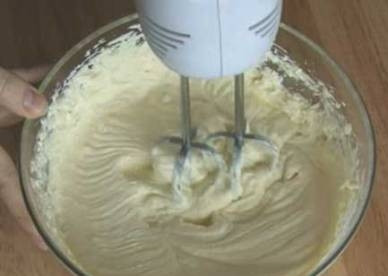 1. Этап. Наполеон со сгущенкой: И взбиваем миксером до состояния однородного пышного крема.