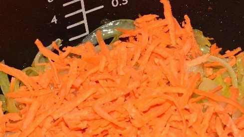 1. Этап. Подлив в мультиварке: Все хорошенько перемешиваем и тушим в том же режиме 