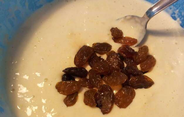 1. Этап. Венский омлет: 4. Затем отдельно взбиваем яйца и соединяем обе массы, аккуратно перемешивая (не взбивая!). В конце всыпаем наш изюм и снова аккуратно перемешиваем.