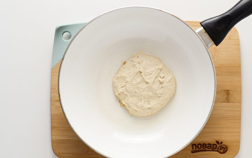 1. Этап. Овсяные оладьи: Смажьте сковороду растительным маслом. Жарьте оладьи на небольшом огне до золотистого цвета.