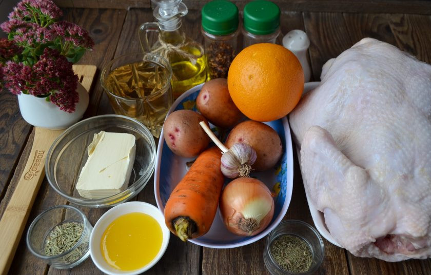 1. Этап. Жареный цыпленок целиком: Подготовьте продукты. Достаньте сливочное масло из холодильника и оставьте на столе, пусть стоит. Цыпленка вымойте тщательно, удалите остатки перьев и грубую желтую кожуру на ножках.