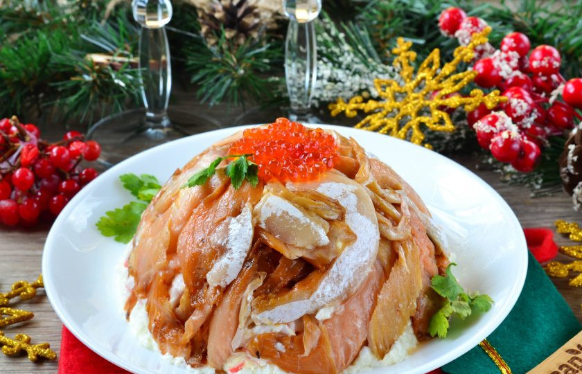 1. Этап. Закусочный торт с крабовой начинкой: Готовый торт переверните на тарелку, снимите пищевую пленку. Украсьте торт по желанию. Подавайте торт охлажденным.