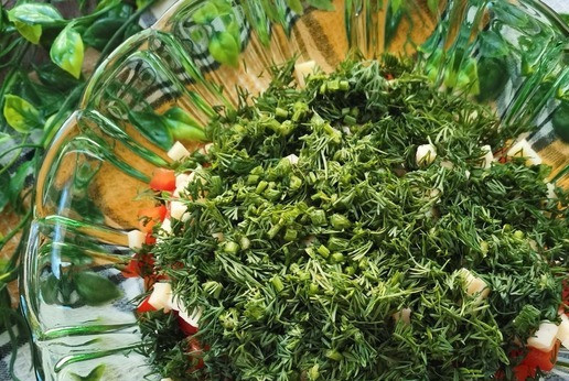 1. Этап. Салат Азарт: Порубить укроп.