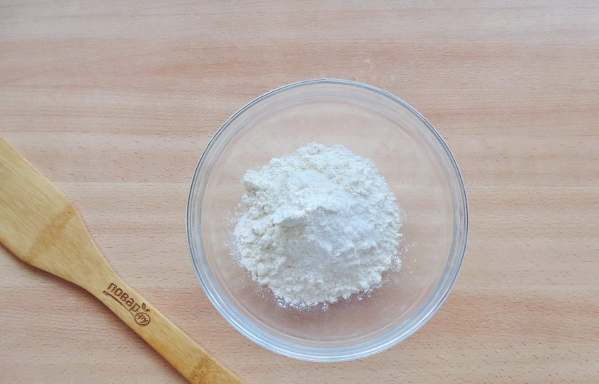 1. Этап. Вишневый коблер: Приготовьте тесто для коблера. В миску насыпьте сахар, муку и разрыхлитель.