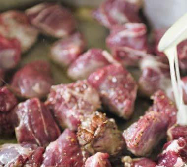 1. Этап. Тушеная говядина: Нагреть большую сковороду и добавить 1 столовую ложку гусиного жира. Обжарить говядину до золотистого цвета (3-5 минут). Затем перевернуть мясо и продолжать готовить до полной прожарки. Можете добавить еще жира, если это необходимо. Выложить мясо в посуду.