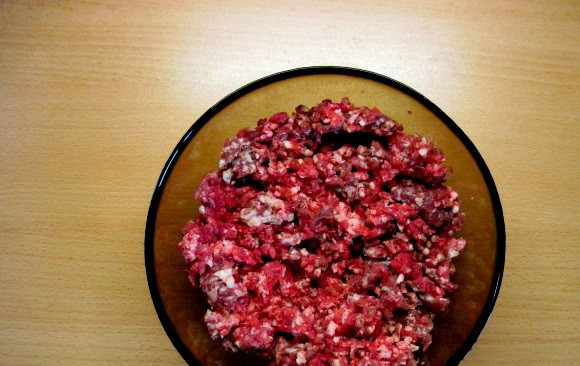 1. Этап. Мясная запеканка с картофелем: 4. Мясо вымыть, просушить и пропустить через мясорубку. Лучше всего использовать 2 вида мяса, чтобы фарш был сочным и вкусным.