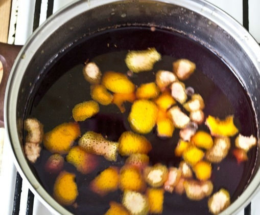 1. Этап. Десерт Анна Павлова с пряными грушами: 1. Первым делом варю глинтвейн: мою апельсин и мандарин, очищаю их от кожуры, которую затем отправляю в кастрюлю. Выдавливаю сок фруктов, вливаю красное вино, добавляю специи, гранатовый сок. Ставлю кастрюлю на огонь, все время помешиваю и довожу до кипения, затем снимаю с огня и настаиваю полчаса.