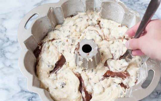 1. Этап. Вкусный кекс: Теперь при помощи ножа или вилки слегка смешайте слои, как будто рисуя восьмерку, проходя вглубь теста.