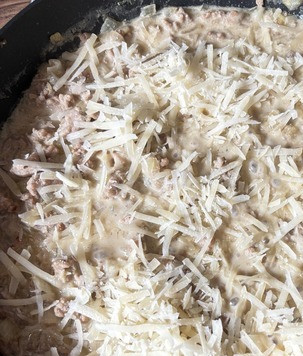 1. Этап. Белый соус болоньезе: Натереть пармезан или другой твёрдый сыр, добавить к соусу, перемешать и можно выключать. Не забудьте попробовать на соль и перец. К этому времени и спагетти сварились.