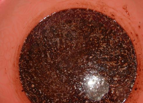 1. Этап. Пряники домашние: В глубокую миску наливаем кефир, добавляем стакан масла и сахара, перемешиваем. Насыпаем какао, добавляем соду гашенную уксусом и яичный желток, смешиваем все до образования однородной массы.