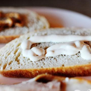 1. Этап. Панини с курицей и беконом: 3. Смазать большим количеством горчицы одну половину хлеба. Смазать соусом Ранчо другую половину.