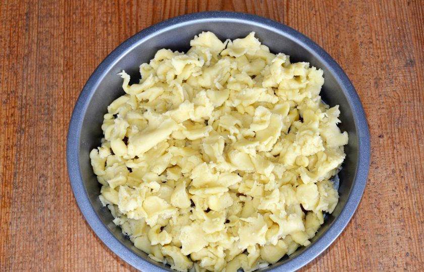 1. Этап. Торт Чебурашка: Выложите вторую половину теста и отправьте торт в разогретую до 180 градусов духовку на 25 минут.