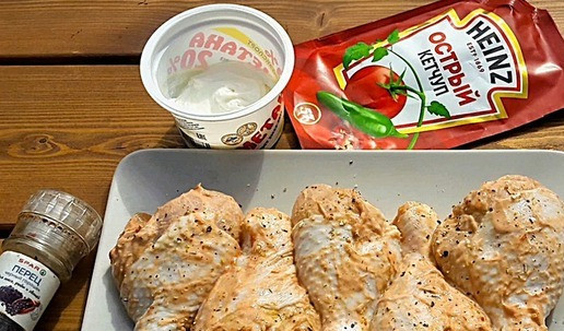 1. Этап. Куриные ножки с картошкой из тандыра: Растопить тандыр. Голени помыть, обсушить. Обмазать смесью сметаны с кетчупом, посыпать приправой для курицы и перцем. Втереть в курицу и помассажировать мясо. Дать немного постоять (помариноваться), минут двадцать.