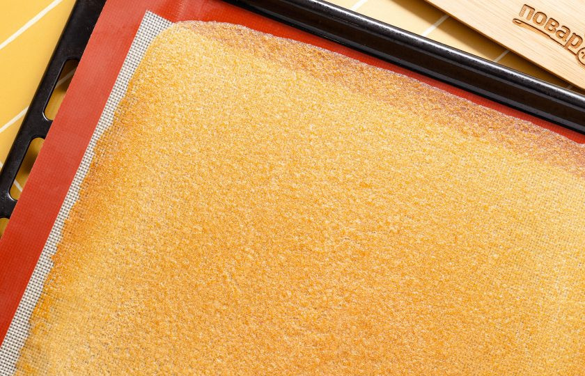 1. Этап. Пастила с йогуртом: Готовая пастила должна быть пластичной, легко отходить от коврика, но не сухой и ломкой. Лучше чуть не досушить пастилу, чем пересушивать. Для удобства можно нарезать ее на полосы и свернуть в рулетики.