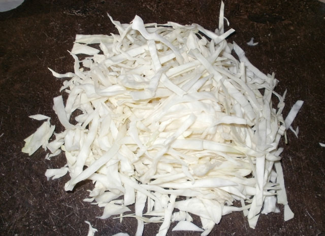 1. Этап. Картофельная запеканка с капустой в духовке: Нашинкуйте тонко капусту.