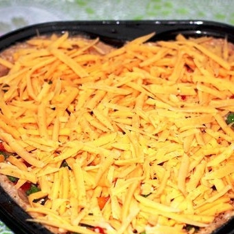 1. Этап. Куриный пирог с гавайской смесью: Сверху покрываем все крупно натертым сыром.