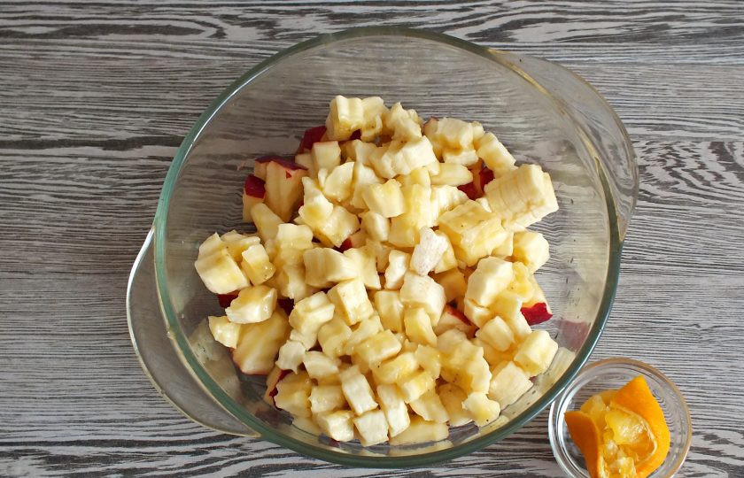 1. Этап. Фруктовый салат с творогом: Банан нарежьте кубиком (1 см.), сбрызните лимонным соком и переложите в салатник к яблоку.