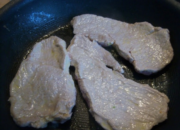 1. Этап. Свинина по-английски: В сковороде разогреваем рапсовое масло и выкладываем на нее куски свинины. Жарим на среднем огне по 3 минуты с одной стороны.