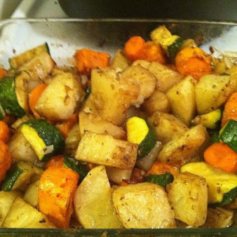 Картофель с овощами запеченный