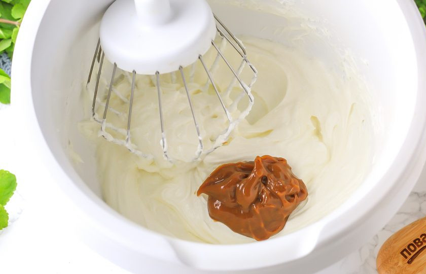 1. Этап. Крем из вареной сгущенки и сметаны: Взбейте все на средних оборотах техники примерно 2-3 минуты, чтобы загуститель равномерно распределился по сметане и загустил ее. Далее выкладывайте по 1-2 ст.л. вареной сгущенки и взбивайте. То есть частями вводите сгущенку в крем.