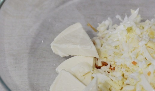 1. Этап. Рулетики с сыром и морковью: Треугольнички сыра также выложить в салатницу.