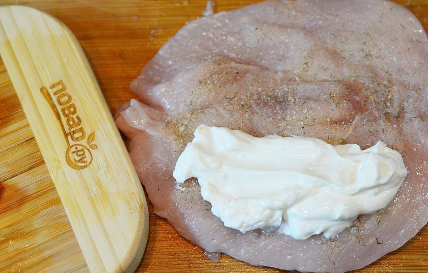 1. Этап. Куриная грудка с травами в духовке: Слегка отбить скалкой. Выложить на одну половину сливочный сыр.