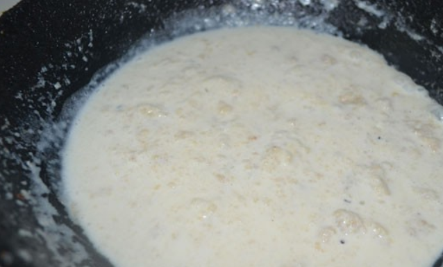 1. Этап. Запеканка под соусом бешамель: Разогрейте растительное масло в сковороде и обжарьте на медленном огне шампиньоны примерно 10-15 минут. Тем временем приготовим соус. В отдельной сковороде растопите сливочное масло и обжарьте на нем муку, затем влейте сливки, интенсивно перемешайте и проварите совсем немного.