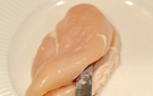 1. Этап. Куриные грудки с сыром и беконом: 1. Вымойте куриное мясо, оботрите его салфетками. Острым ножом сделайте глубокий надрез, так сказать «карман».