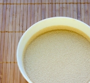 1. Этап. Тесто на плюшки: 2. Я беру только проверенны сухие дрожжи, поскольку они не дают лишнего запаха в отличие от мокрых. Рассчитывайте количество сами.