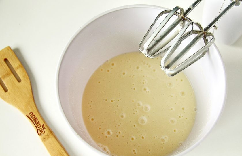 1. Этап. Киш с вишней: Для заливки соедините сметану, два яйца, оставшийся сахар, крахмал и ванилин. Взбейте все тщательно миксером или венчиком.