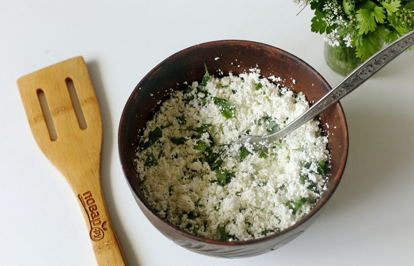 1. Этап. Кутабы с творогом и зеленью: Хорошо все перемешайте. Начинка готова.