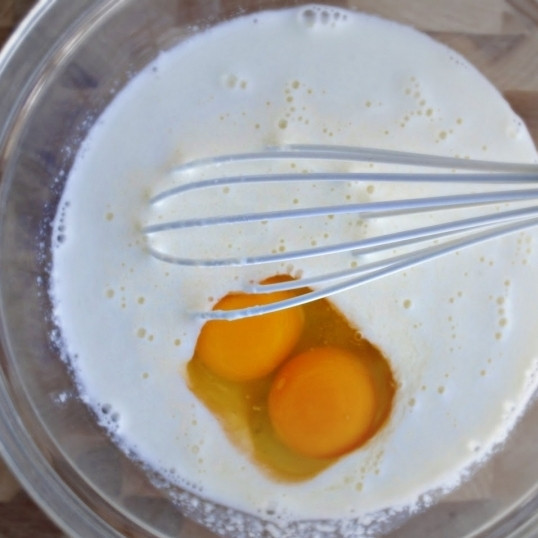 1. Этап. Кофейный торт: В другой емкости смешиваем жидкие ингредиенты: пахту, яблочное пюре и яйца.