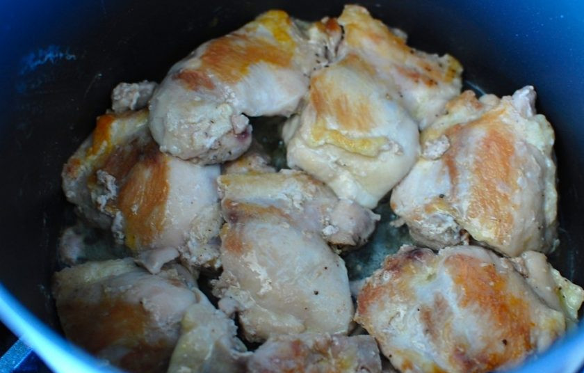 1. Этап. Каччиаторе (курица по-итальянски): 2. Обжарьте бедра до золотистой корочки со всех сторон.