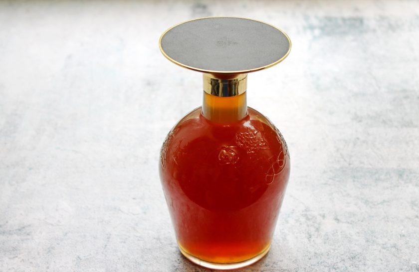 1. Этап. Ароматный коньяк с медом и травами: После этого коньяк процедите, перелейте в бутылки и плотно закройте. Дайте постоять еще 2-3 дня и подавайте.