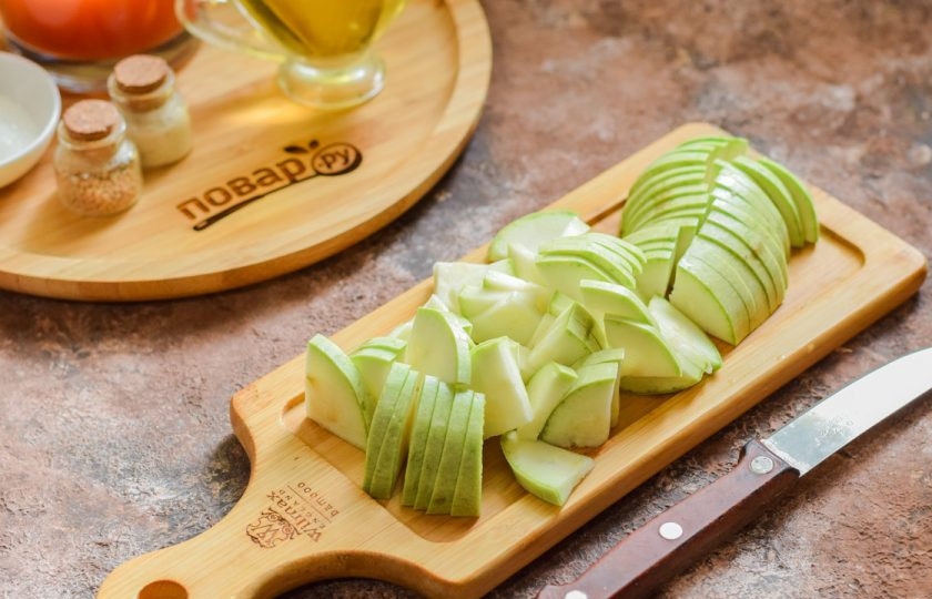 1. Этап. Закуска Казацкая на зиму: Кабачки вымойте и просушите, обрежьте концы с обеих сторон, после нарежьте кабачки небольшими дольками.